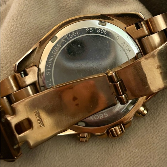 $65 AUTHENTIC Runway rose gold Michael Kors wristwatch. Retails for over $300! - Picture 3 of 8